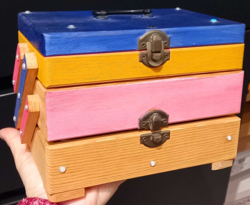 bau caixa com gavetas e fechos