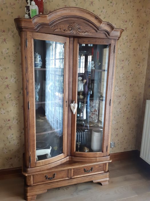 Jadalnia:stół,krzesła,witryna i komoda