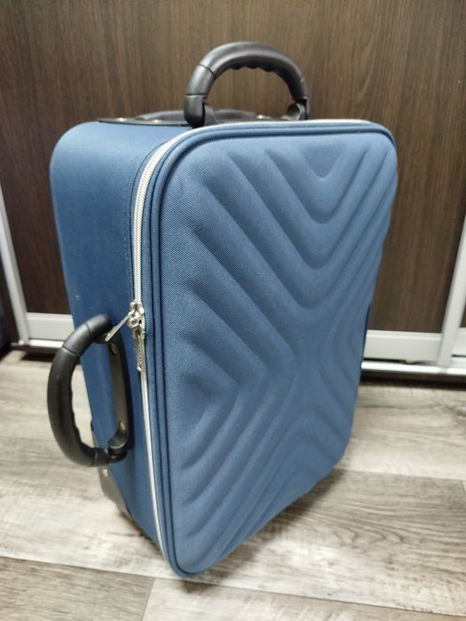 Продам новый чемодан