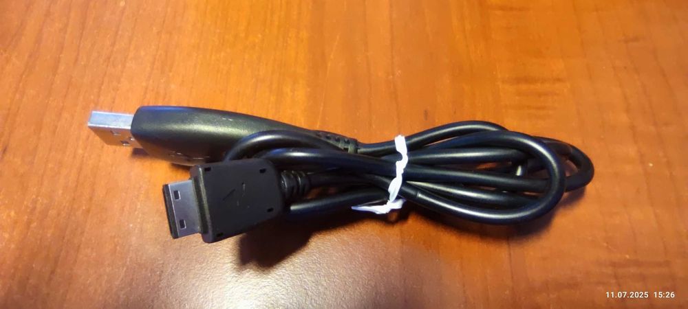 Дата кабелю DSU-11 для синхронізації телефону з комп'ютером.