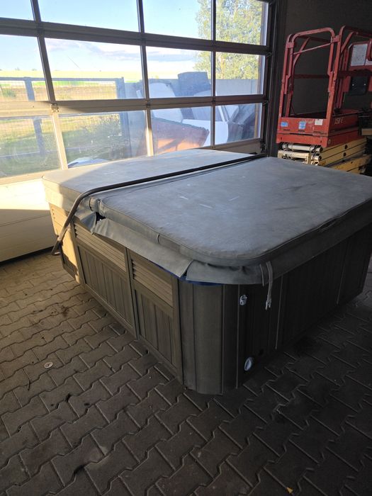 Jacuzzi ogrodowe taras ogrod caloroczne  ocieplone premium sundance spas capri