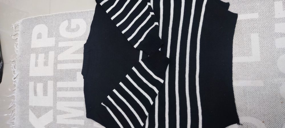 Sweter czarny w białe paski