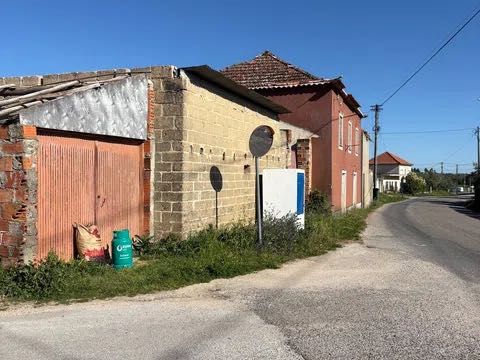 Casa de aldeia para recuperar com terreno 2200 m2 na envolvente
