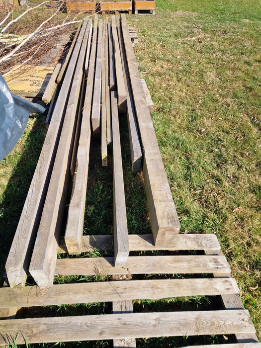 Drewno konstrukcyjne wieźba krokwie pozostałości po budowie dachu