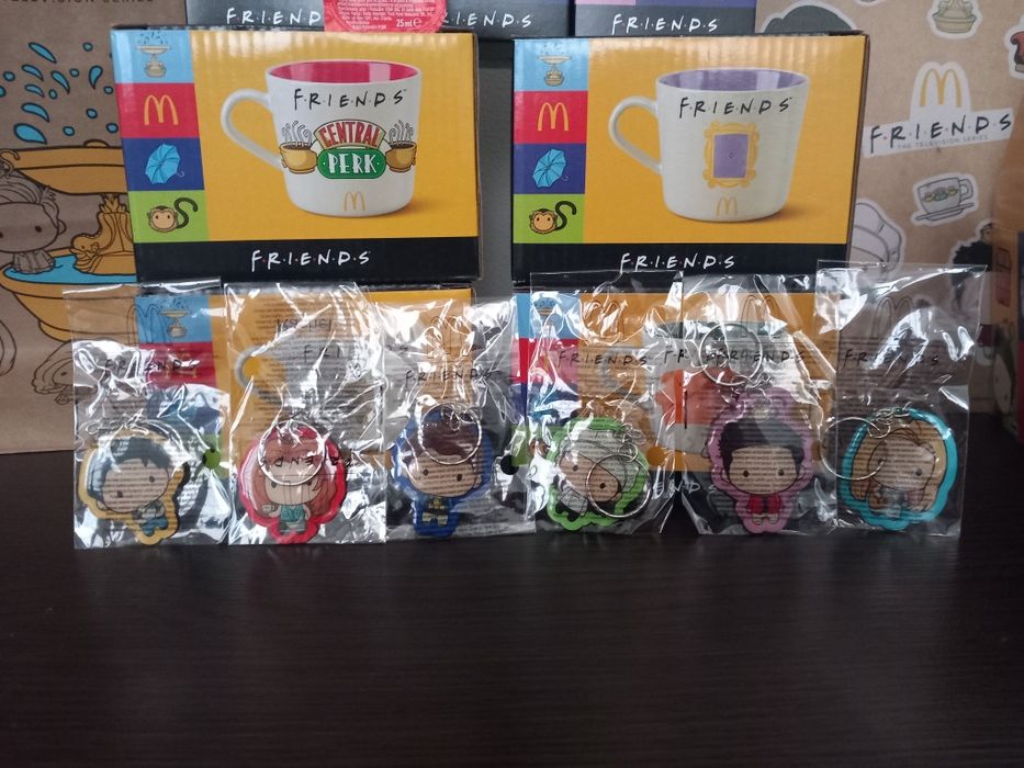 Komplet zestaw kubki figurki breloczki Friends Przyjaciele McDonald's