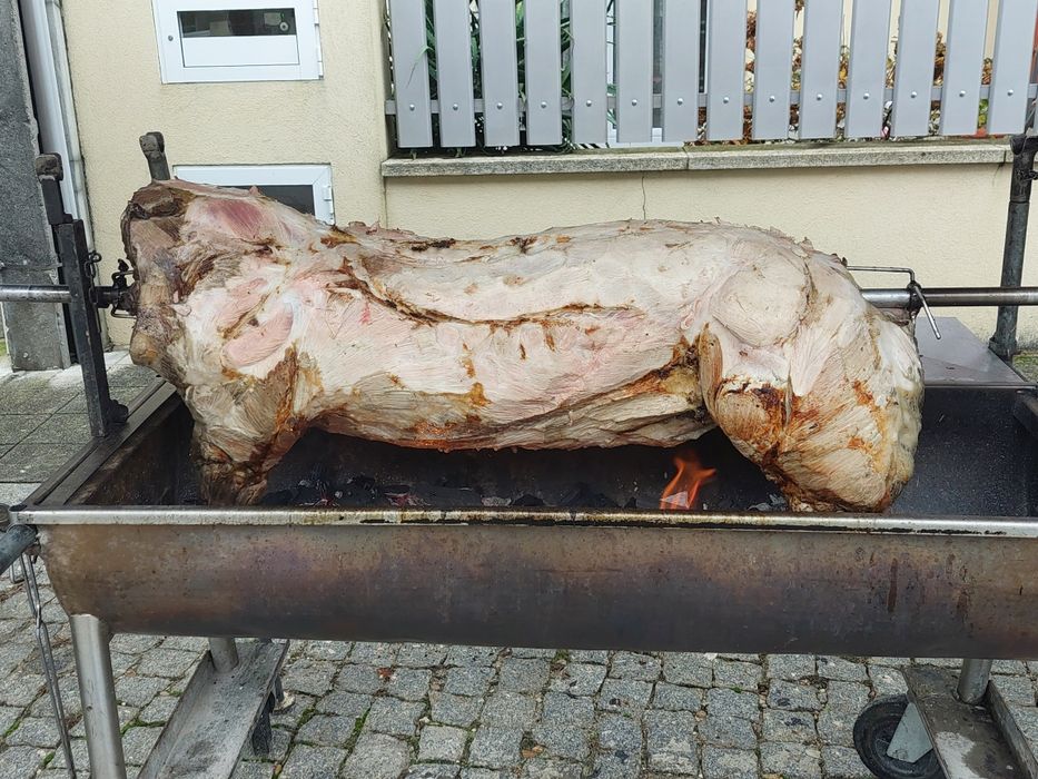 porco no espeto e grelhados no carvão