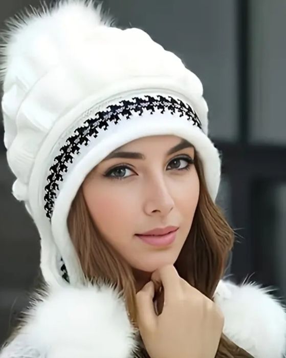 Cudna damska biała czapka  z nauszniki i pomponami