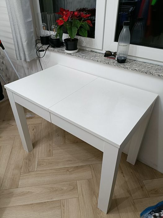 Drewniany stół biały