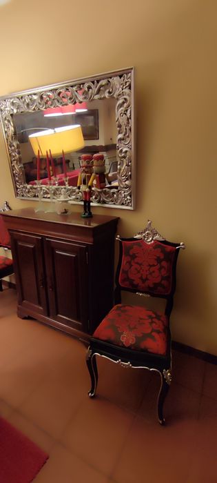 Cadeiras prateadas a folha e estofadas a damasco