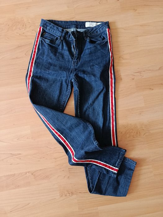 Dżinsy z czerwonym lampasem