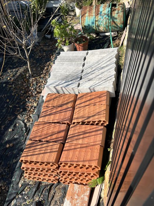 Restos de obras tijolos abobadilhas e chapa sandwich