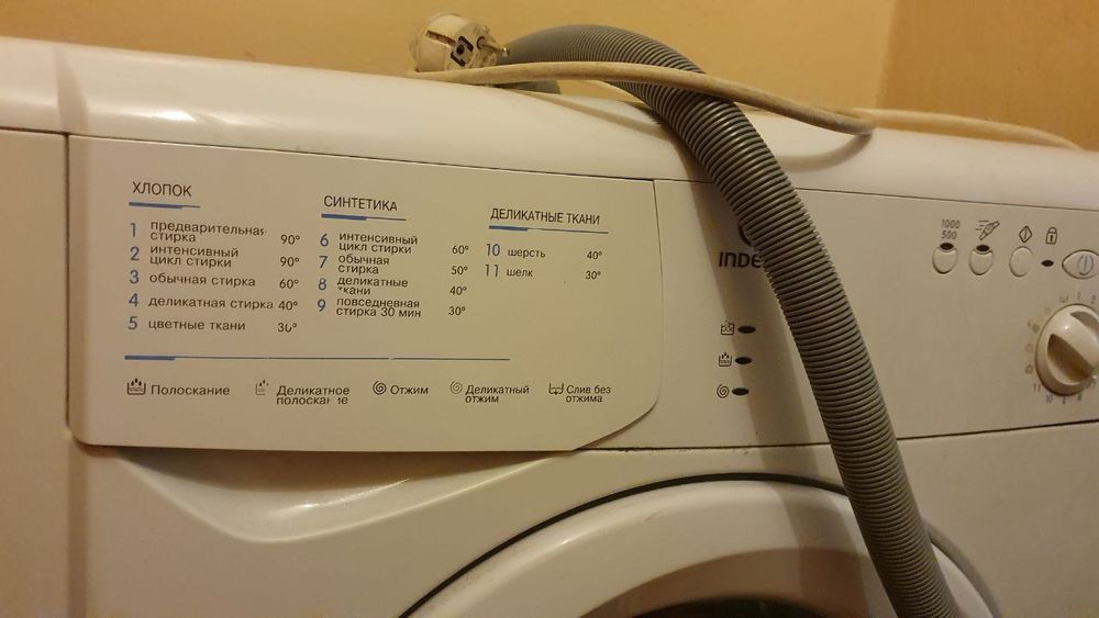 Продам пральну машину Indesit WIUN 100