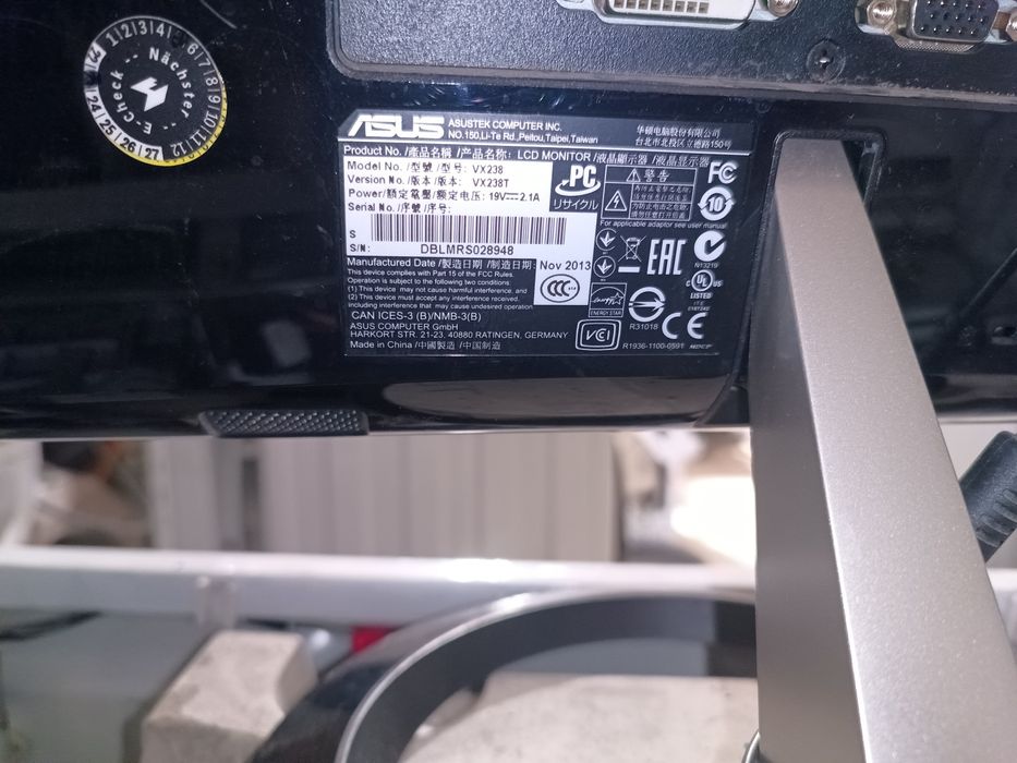 Monitor LED z głośnikami