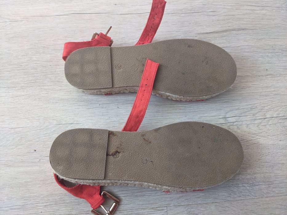 Червоні босоніжки 39