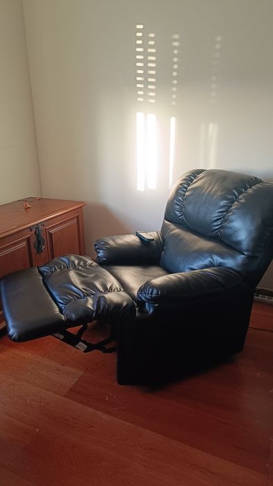 Poltrona reclinável de massagens de couro preto artificial