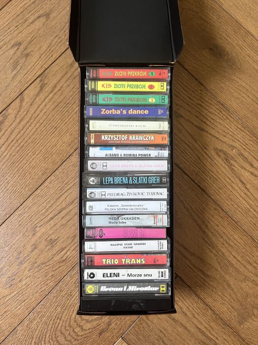 Samochodowy organizer kuferek Auto Box + 17 kaset retro