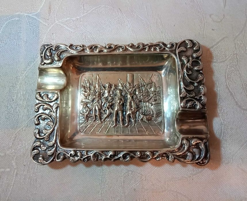Пепельницы голландские /  барельеф Рембрандт "Ночной дозор" / серебрение