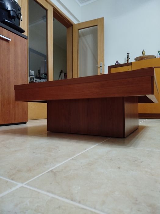 Mesa de centro em cerejeira maciça.