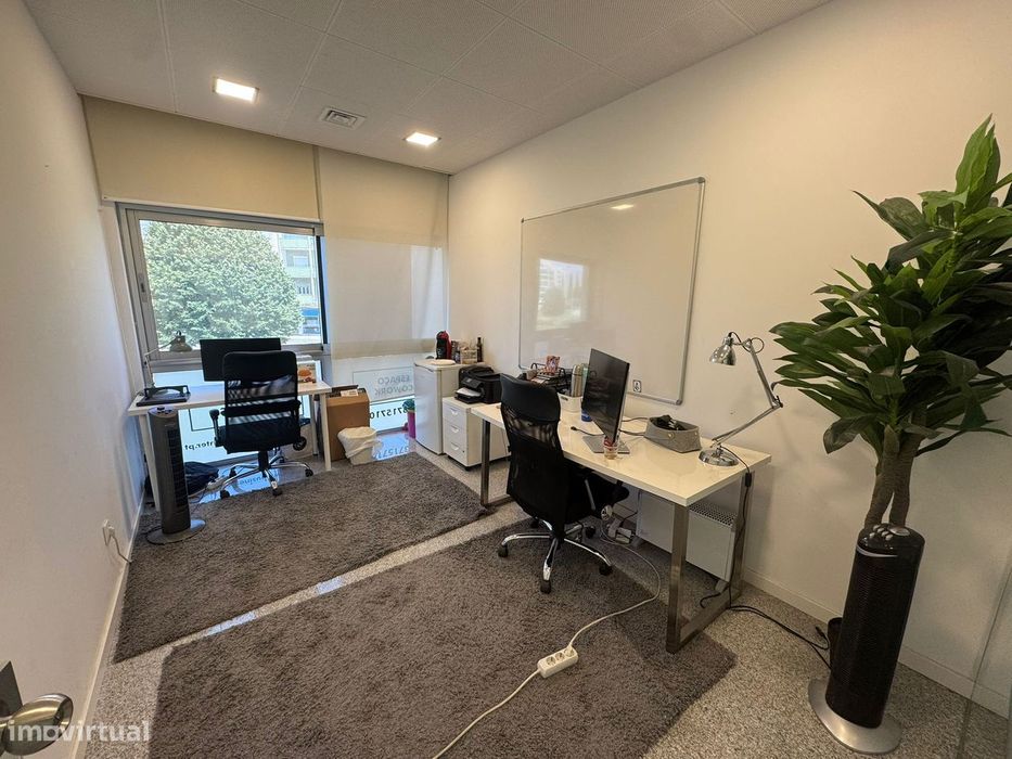 Arrenda-se escritório inserido num Business Center