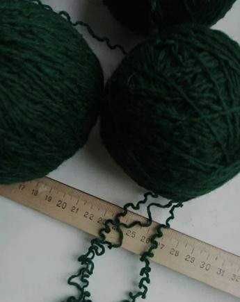 Пряжа нитки ШЕРСТЬ красивый темный зеленый цвет вес 450 гр.