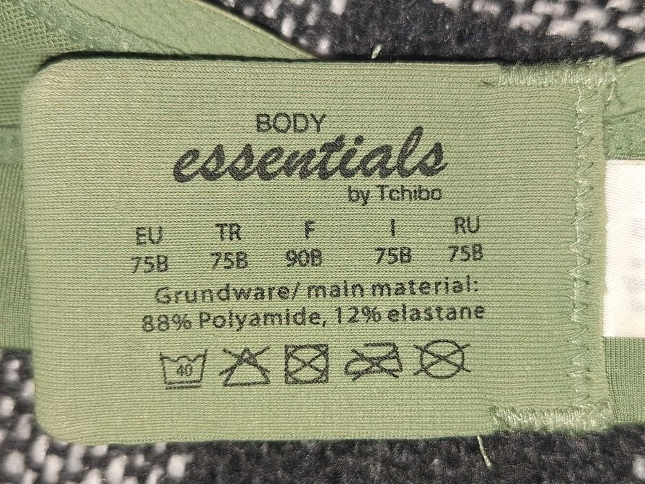 Biustonosz sportowy Essentials EU 75B.