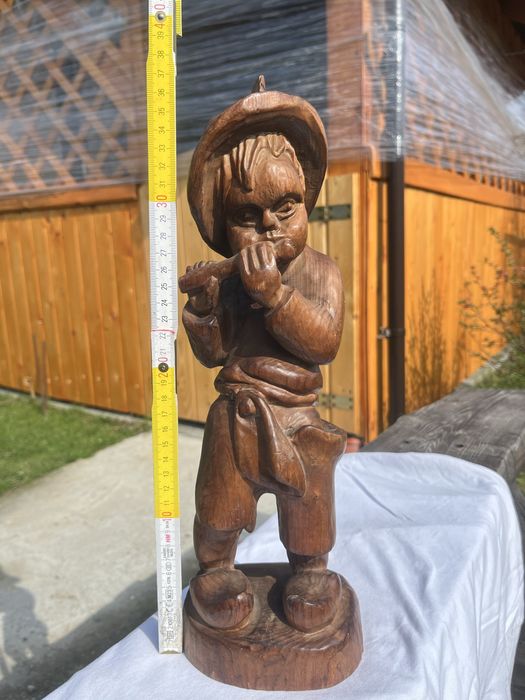 Drewniana figurka chlopiec
