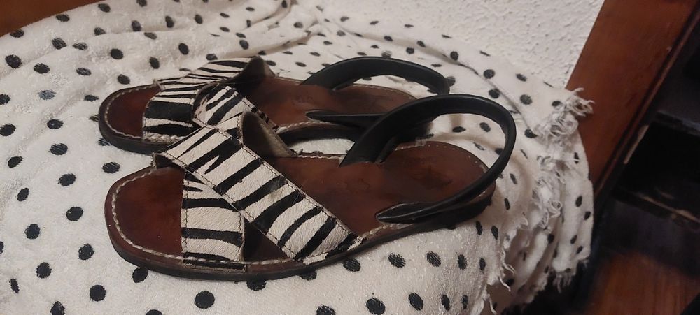 Sandálias preta e branca 35