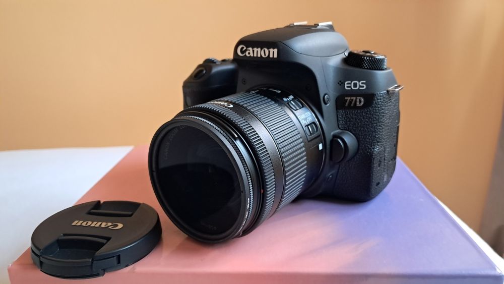 Lustrzanka Canon EOS 77D
