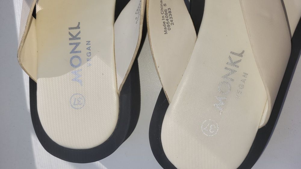 Шльопанці.    .              .