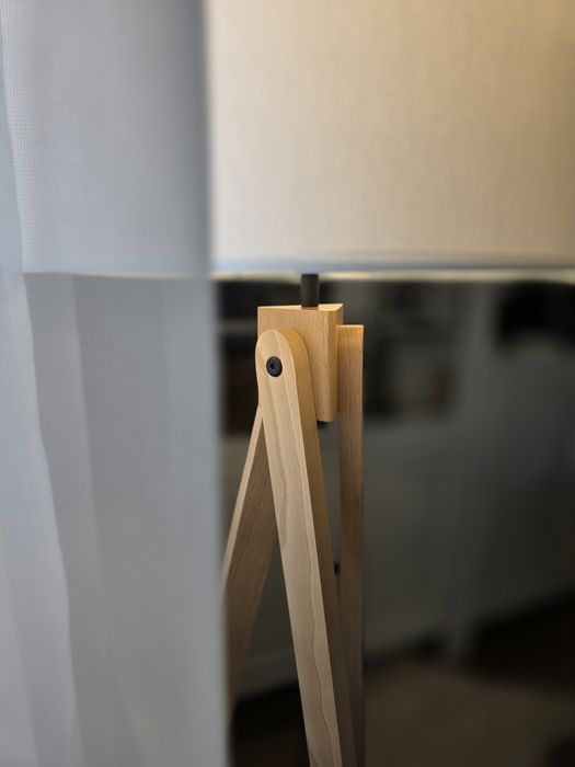 Lampa Sollux na drewnianych nogach-nowa