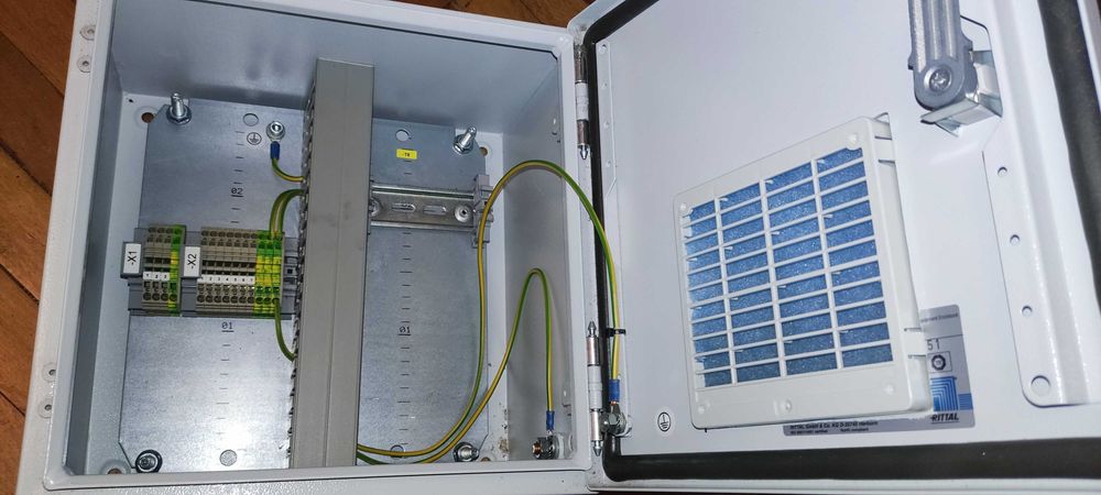 metalowa skrzynka elektryczna z filtrem Rittal