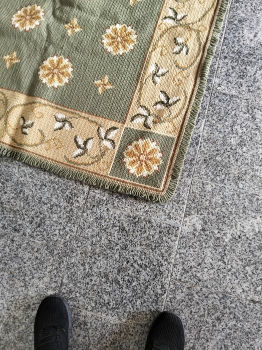 Três Carpetes de arraiolos muito bonitas