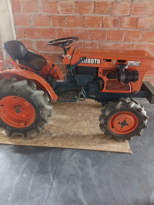 Tractor e Arco de Santo António vendem-se em segunda mão. Ambos em muito bom.estado