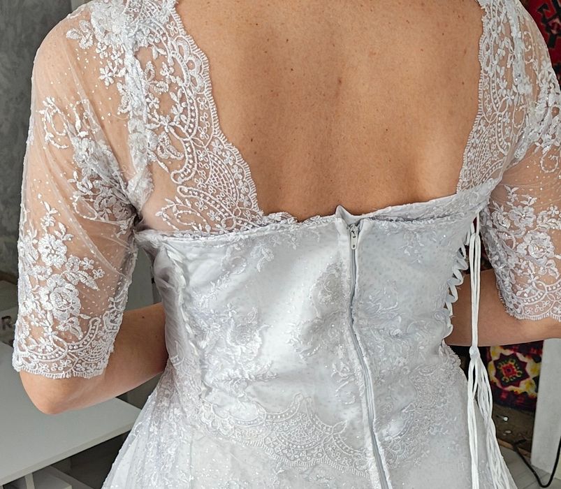 Весільна сукня з шлейфом