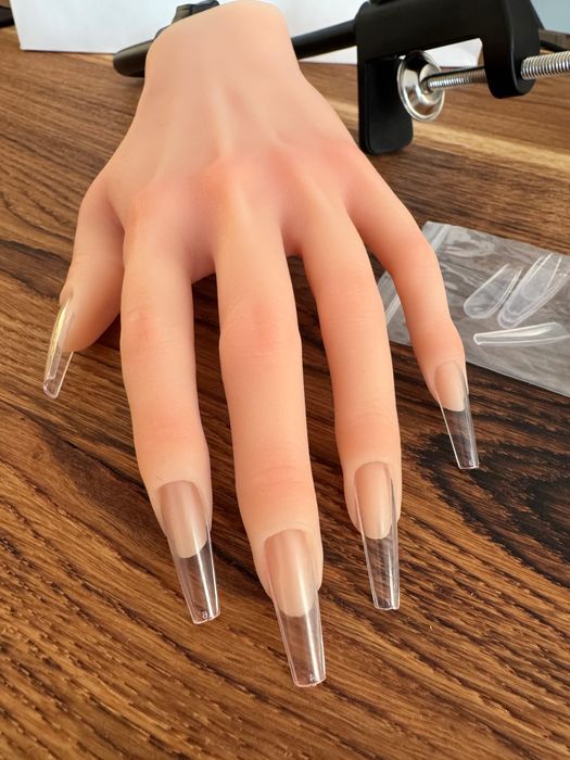 Ręka treningowa do manicure – jak prawdziwa + zapasowe paznokcie