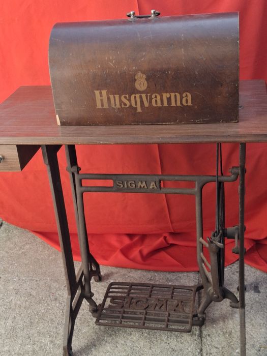Máquina de costura antiga a Funcionar