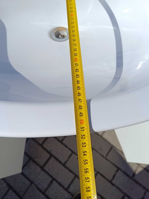 Szafka łazienkowa z umywalką i baterią