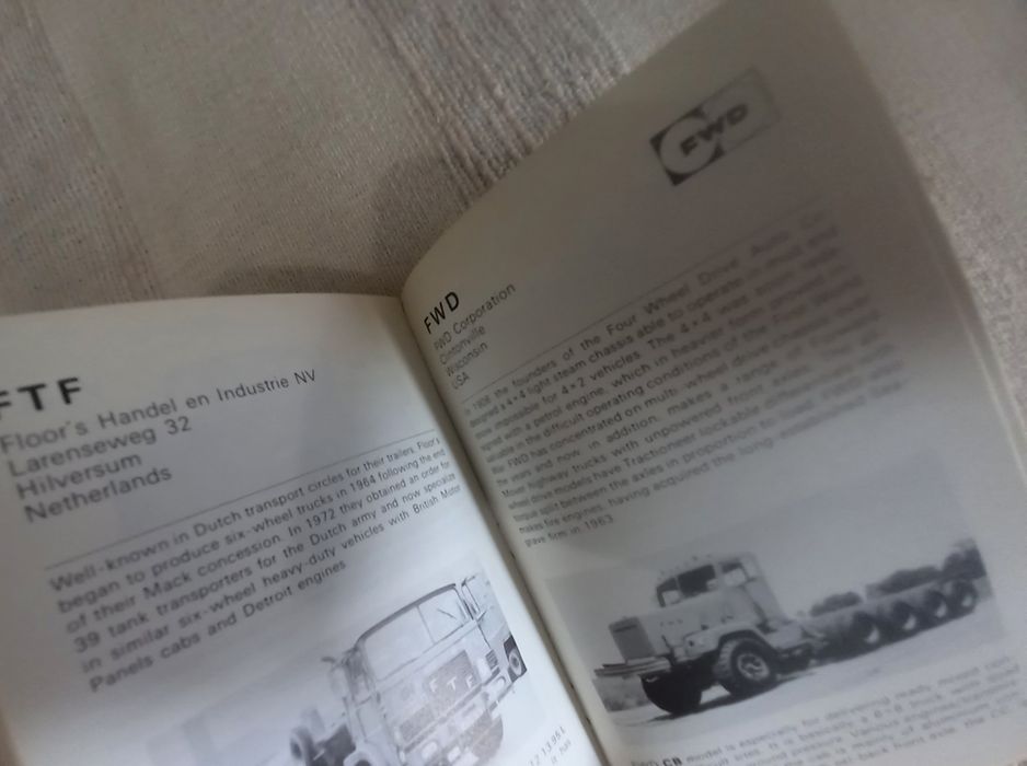 Livro sobre camiões antigos americanos