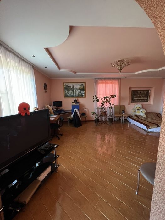 Продаж будинку з окремим гаражем