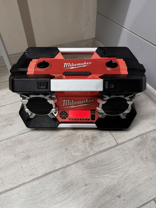 Milwaukee M12  радіо програвач Мілвоке