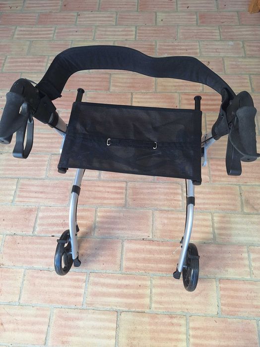 Andarillho com assento dobrável para exterior