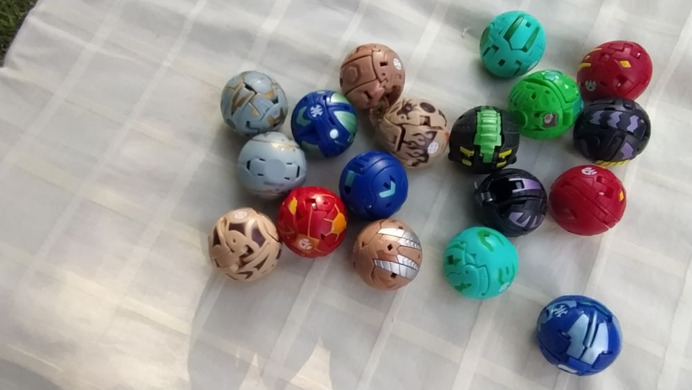 Bakugan  - zestaw 17 szt., 19 kart magnet., 26 kart