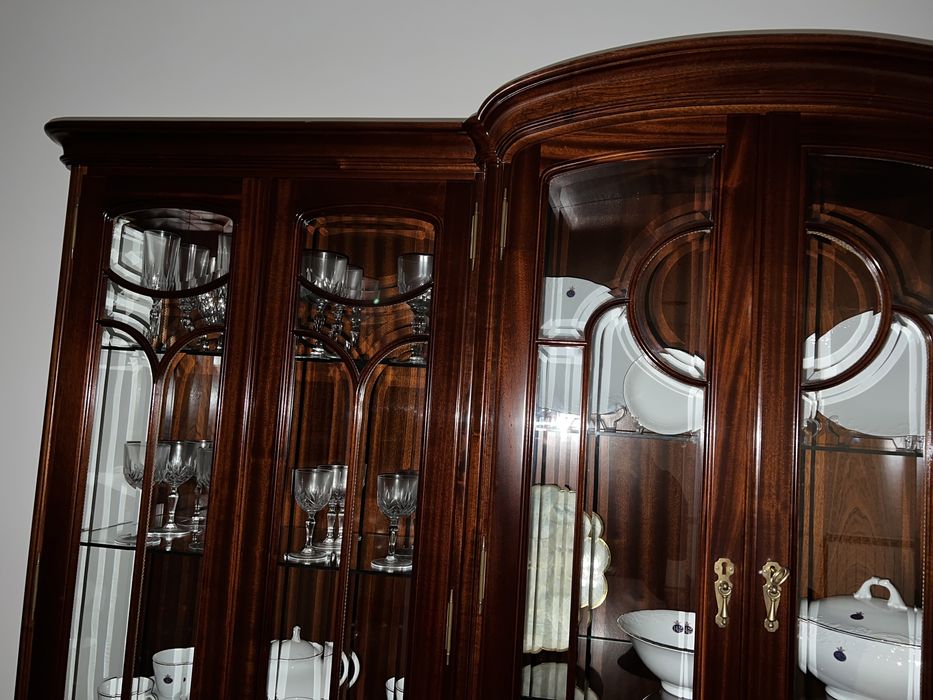 Armário p/ Sala em madeira escura Maciça c/ luz