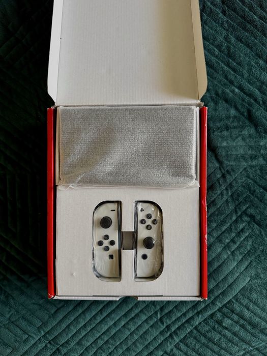 Nintendo Switch OLED biały - GWARANCJA - zestaw z grami, etui, pad etc