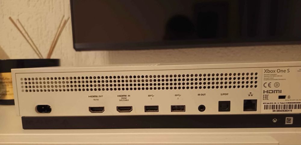Xbox One S 500 GB com Caixa + 3 Jogos