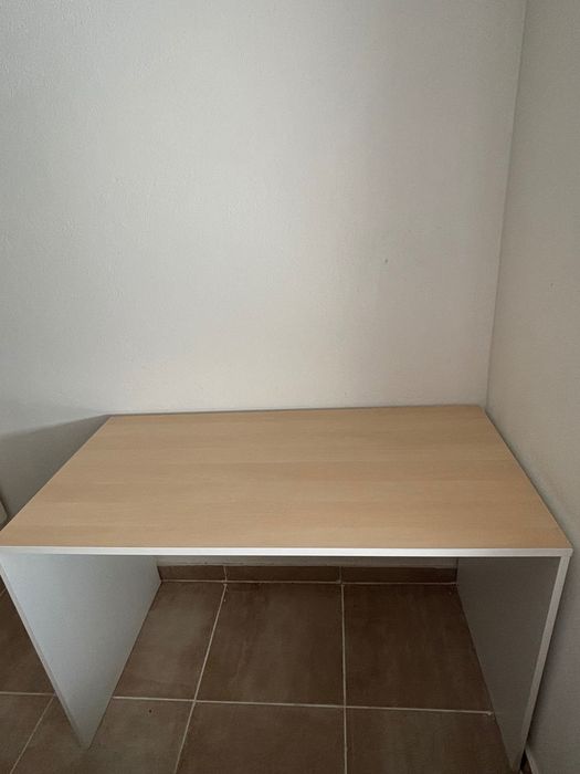Mesa de canto / secretária em bom estado