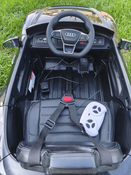 Auto Audi na akumulatory