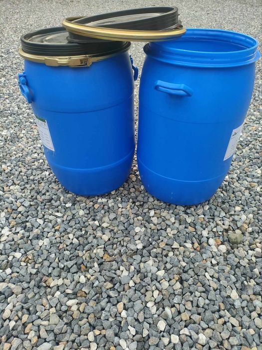 Beczki plastikowe z metalową klamrą