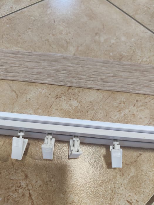 Karnisz Szynowy z osłoną