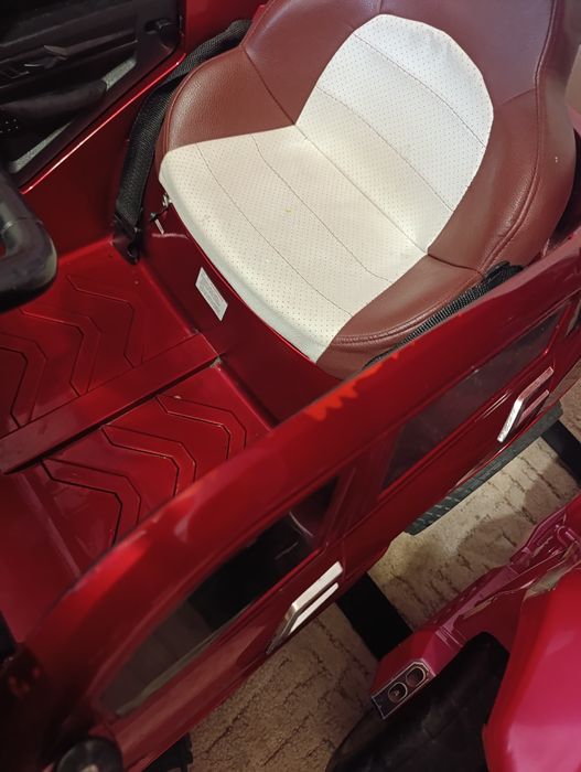 Дитячий електромобіль